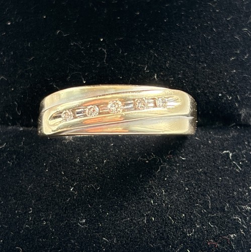 9ct gold diamond band - , ring