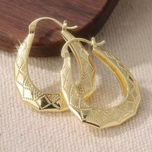 Solid 9ct gold victorian oval - 9ct,