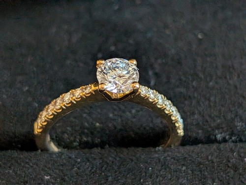18ct gold engagement ring