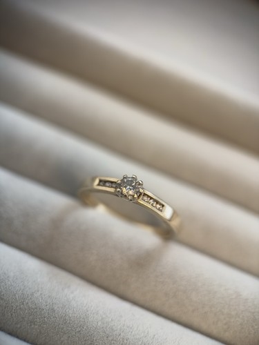 9ct yellow gold and diamond - 9ct,